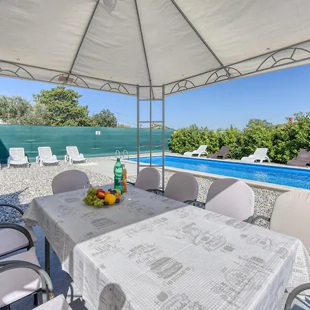 Дом отдыха Pool House Lilly - Happy